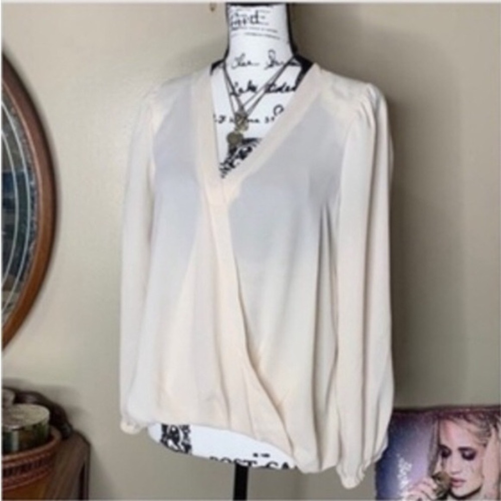 Beautiful lightweight lush top Comfortable classy in excellent condition